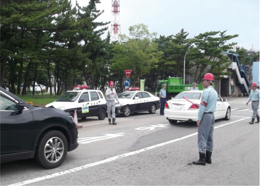 秋田県警察本部とタイアップした「構内交通安全指導」